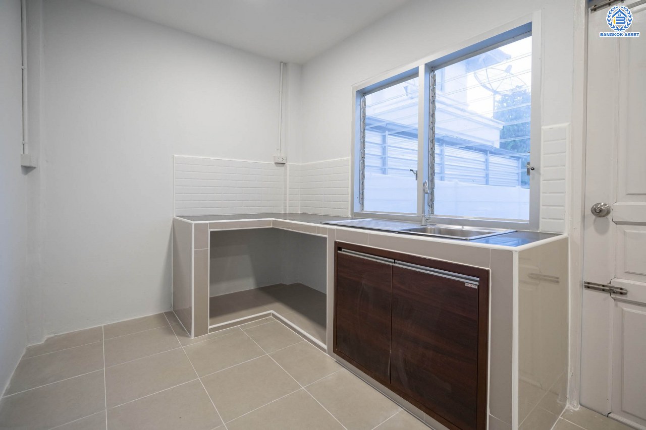 บ้านมือสองตกแต่งใหม่ โครงการ ศุภาลัยวิลล์ วงแหวน-รัตนาธิเบศร์ เนื้อที่กว้างขวางถึง 57 ตร.ว. ฟังก์ชัน 3 ห้องนอน 2 ห้องน้ำ 1 ห้องอเนกประสงค์ 2 ที่จอดรถ ตอบโจทย์ทุกการเข้าอยู่ บนทำเลเดินทางสะดวก เชื่อมต่อถนนหลายเส้นทาง เพียง 15 นาทีก็ถึงรถไฟฟ้าสายสีม่วง "สถานีคลองบางไผ่" ใกล้ทางด่วน "กาญจนาภิเษก"